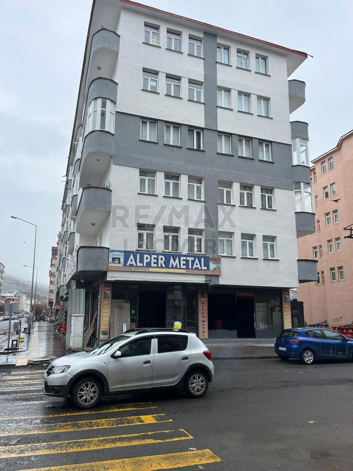 RE/MAX LACİVERT'TEN KARS MERKEZ'DE KİRALIK 2+1 DAİRE