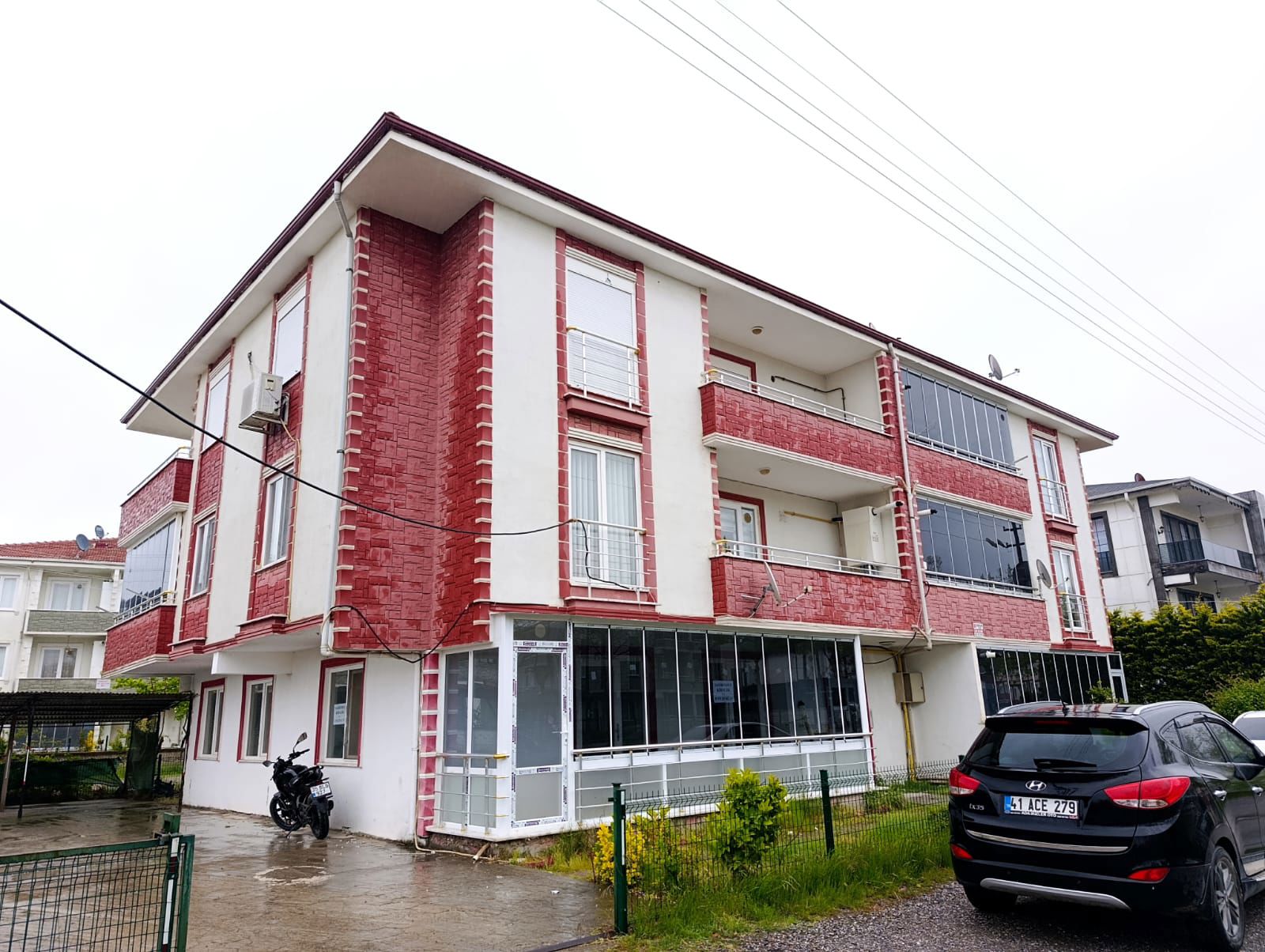 RE/MAX MAVİ'DEN KARASU MERKEZDE GENİŞ ARA KAT ÖNÜ AÇIK 3+1 DAİRE