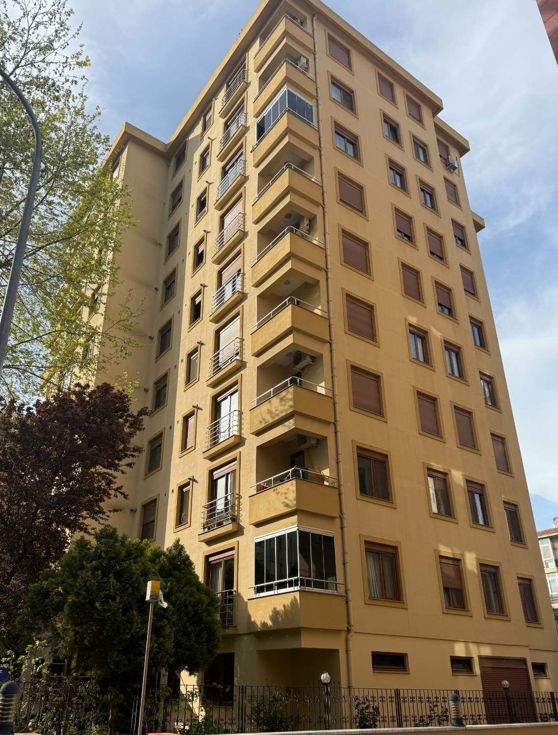 ERENKÖY ETHEMEFENDİ'DE İÇİ YAPILI EBEVEYN BANYOLU 4+1 BALKONLU DAİRE
