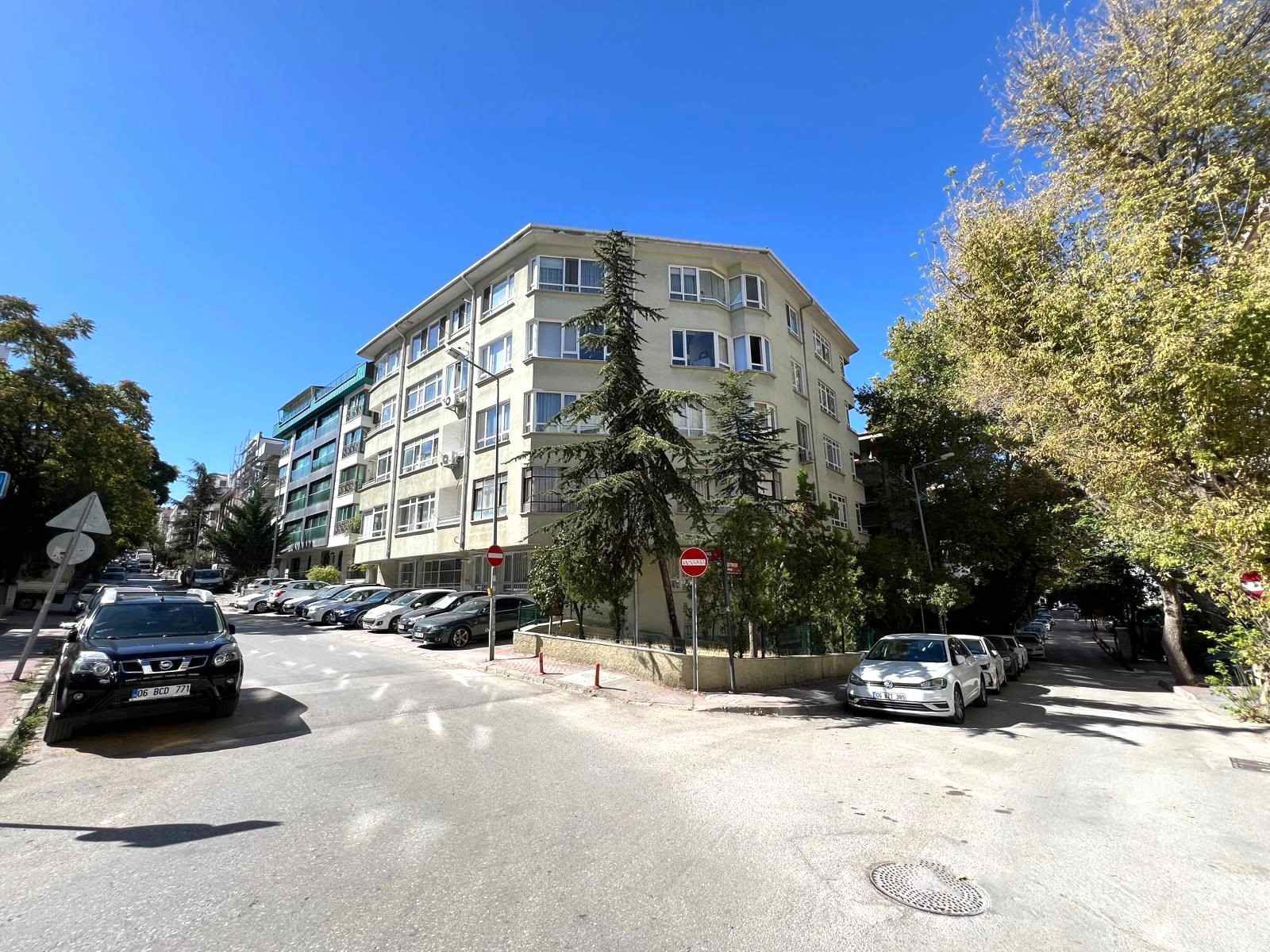 AYRANCI GÜVENEVLER DE ASANSÖRLÜ-YAPILI 3+1 SATILIK DAİRE