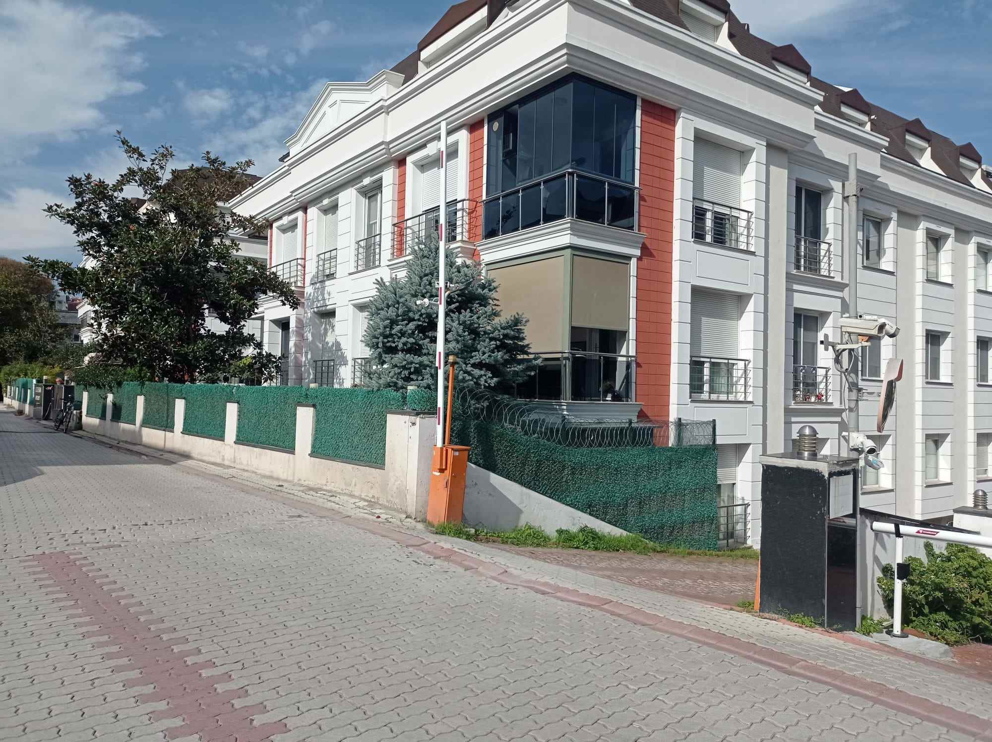 REMAX OLUŞUM'DAN FLORYA'DA SATILIK 4+2 FERAH DAIRE