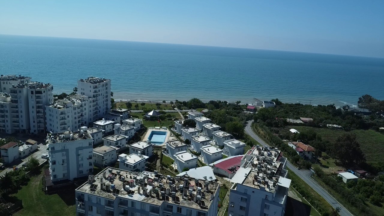TÖMÜK TATİL SİTESİNDE EŞYALI SATILIK (2+1) DAİRE