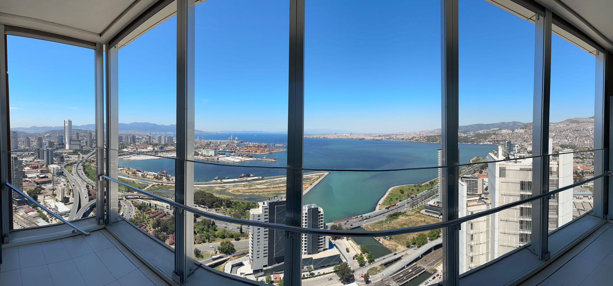 EGE PERLA'DA, PANORAMIK DENIZ MANZARALI 3+1 KIRALIK REZIDANS