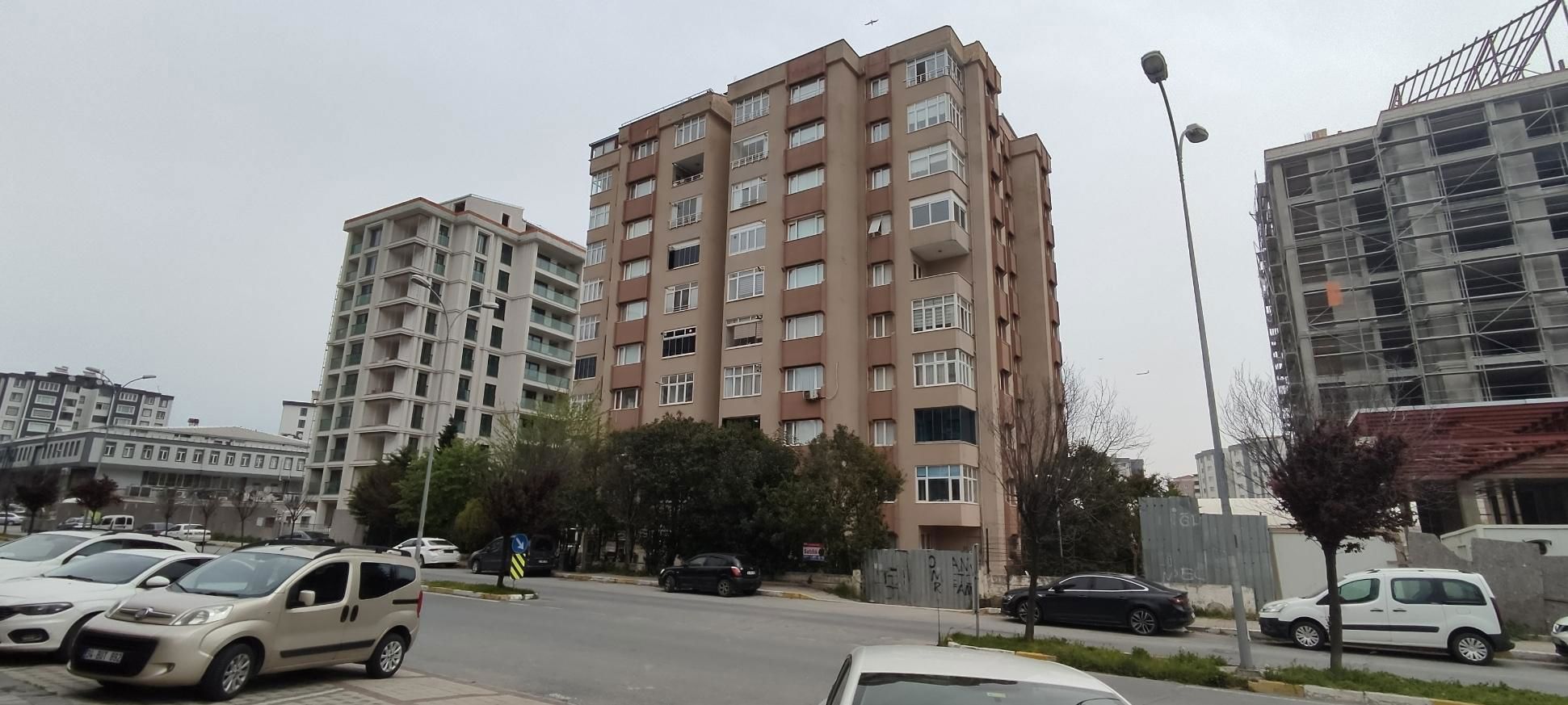 BEYLİKDÜZÜ-YAKUPLU'DA 4+1 176M² KİRALIK GENİŞ DAİRE