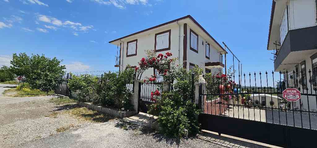 GÜNDOĞDU MAHALLESİNDE MÜSTAKİL TADINDA KİRALIK 2+1 GENİŞ DAİRE
