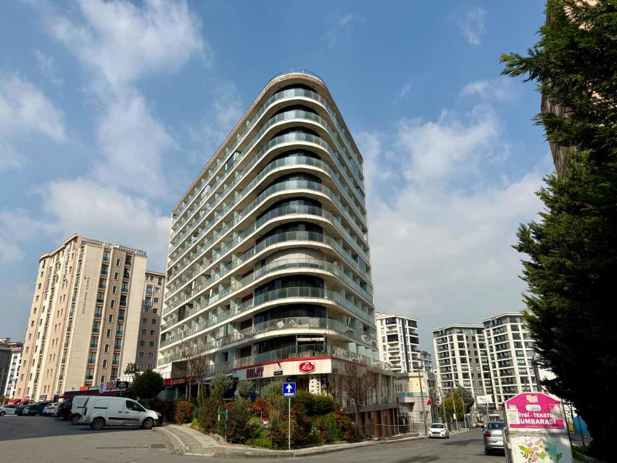 REMAX MAHALDEN CUMHURIYET METROBÜSE 7  DAK.KAT MÜLKIYETLI 1+0 SATILIK DAIRE