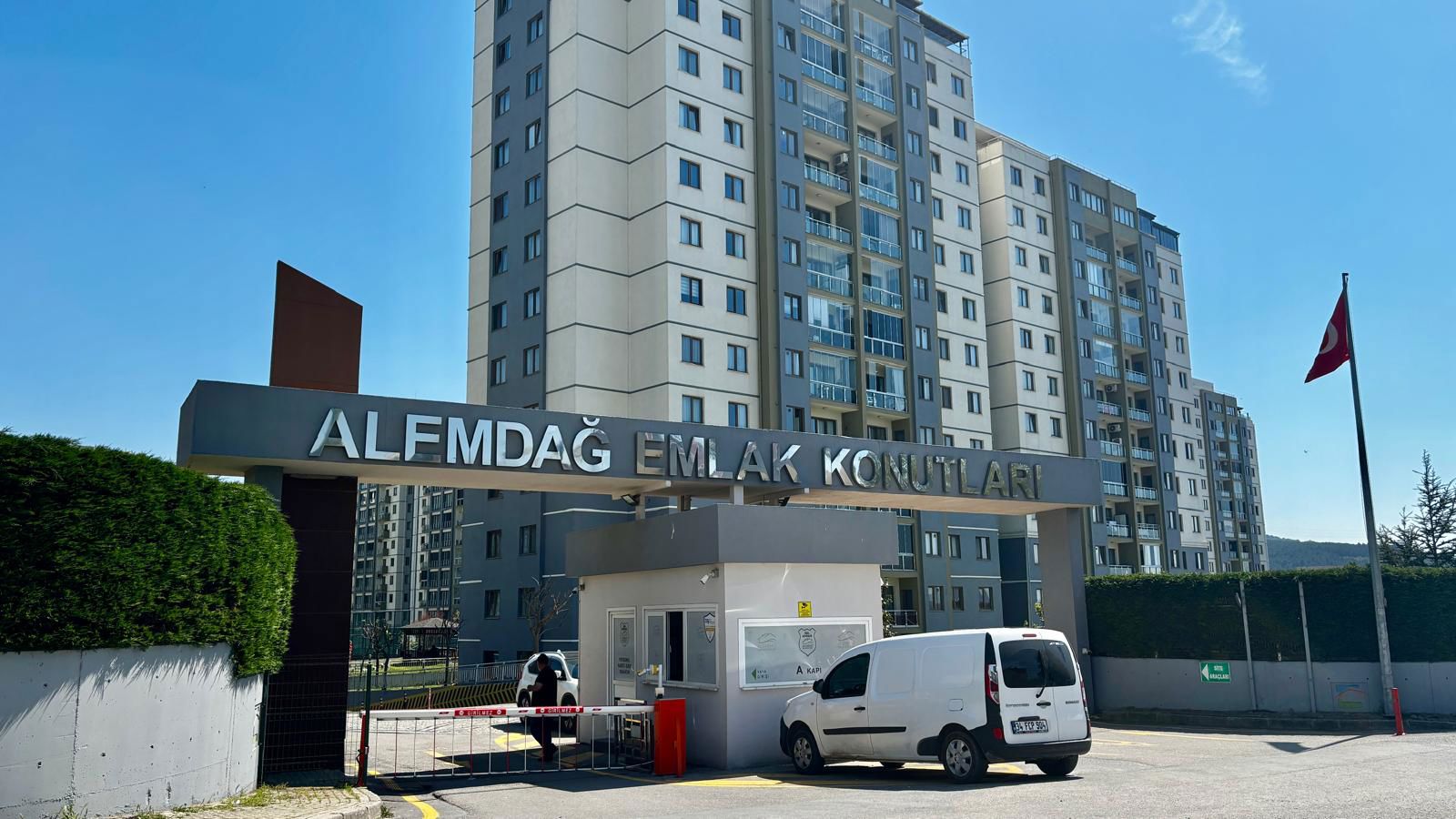 ALEMDAĞ KONUTLARINDA 3+1 SITE IÇI MANZARALI  DAIRE