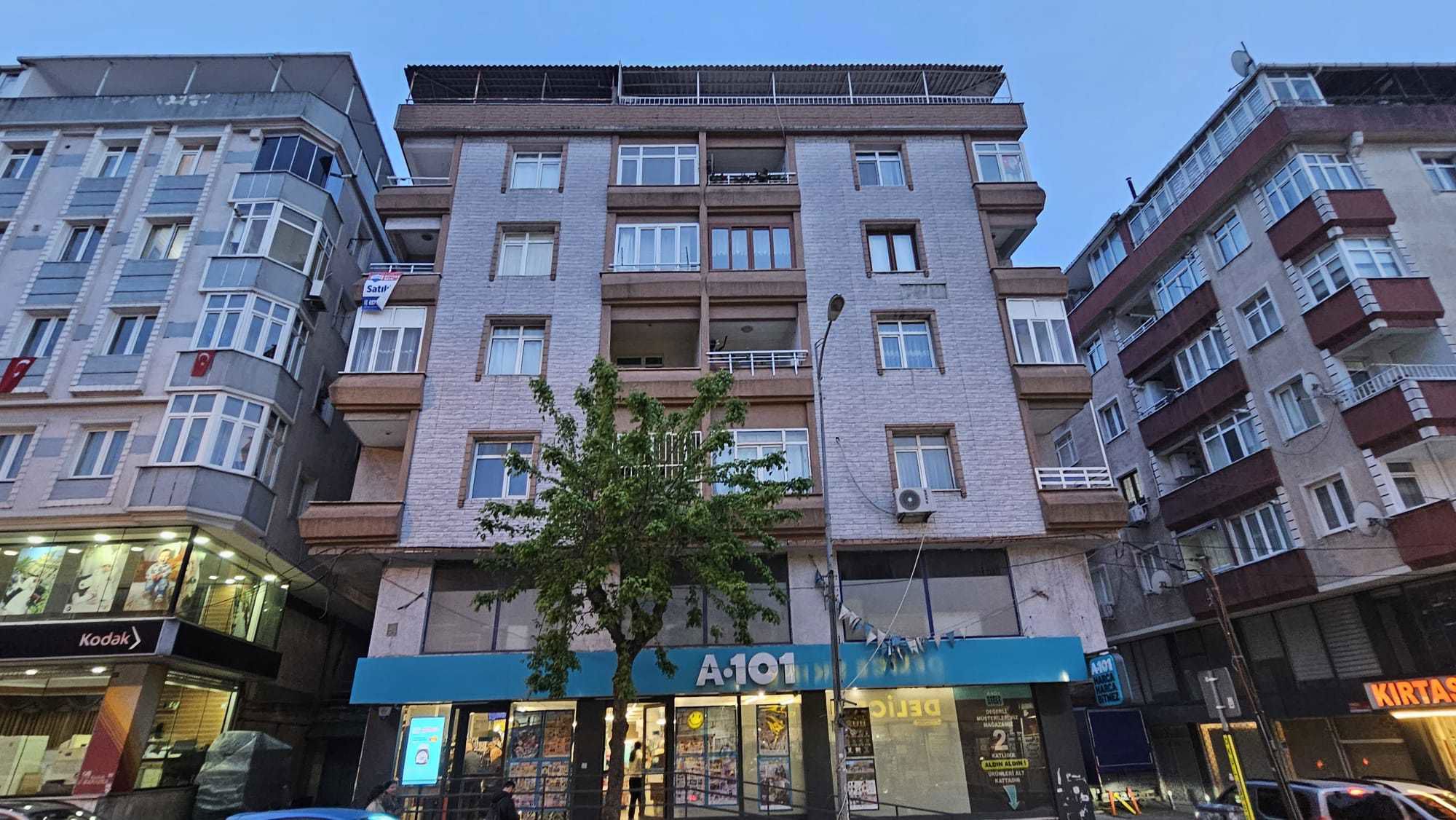 KÜÇÜKÇEKMECE YEŞİLOVA MAH. REYHAN CAD. ÜZERİNDE 3+1 SATILIK DAİRE