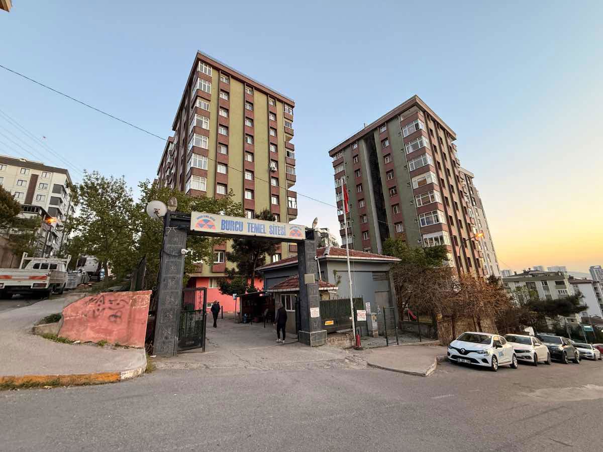 KARTAL HÜRRİYET MAHALLESİ BURCU TEMEL SİTESİ SATILIK 2+1 DAİRE