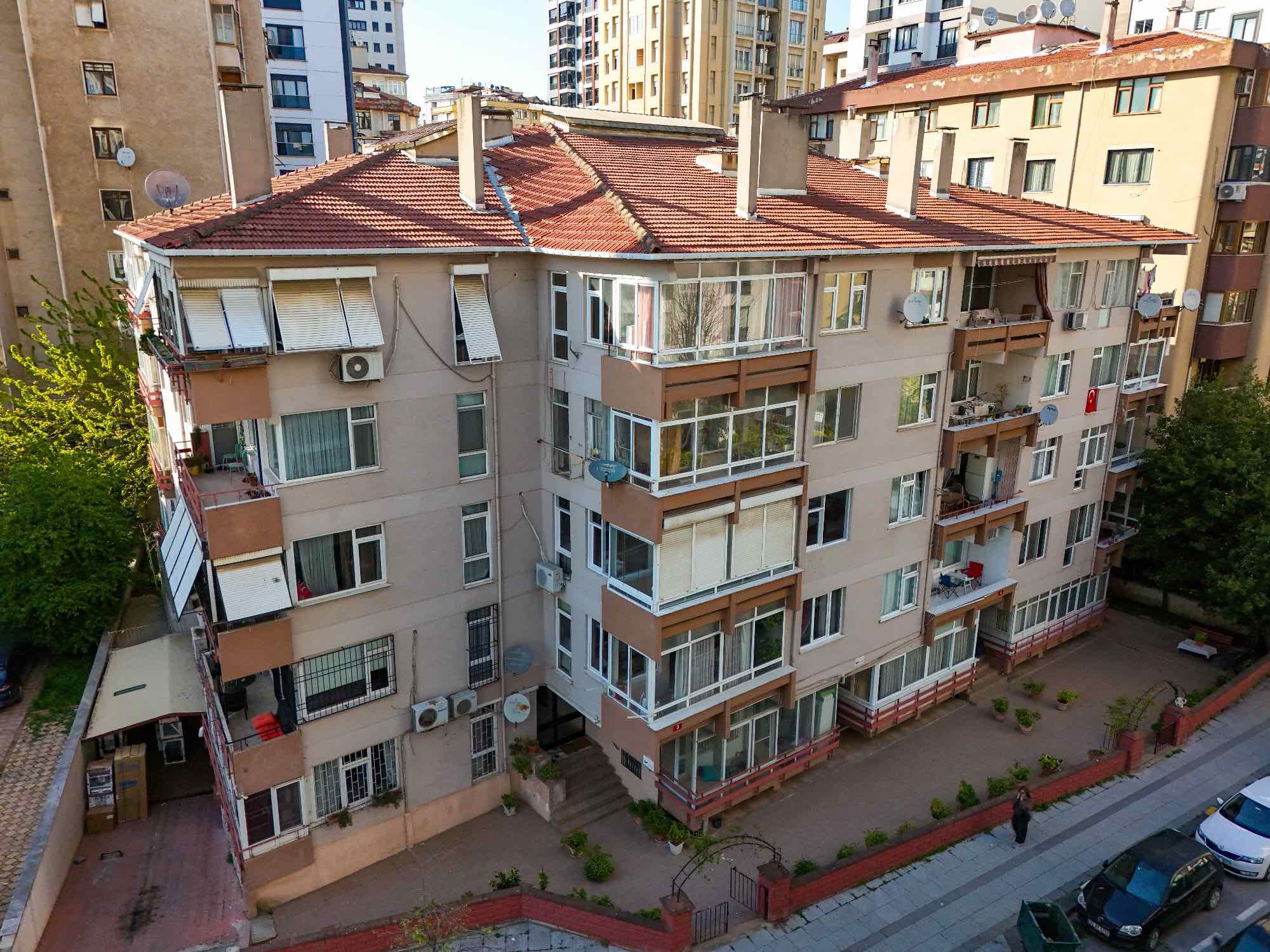 KADIKÖY KOZYATAĞI MARMARA CADDESI ÜZERINDE SATILIK 3+1