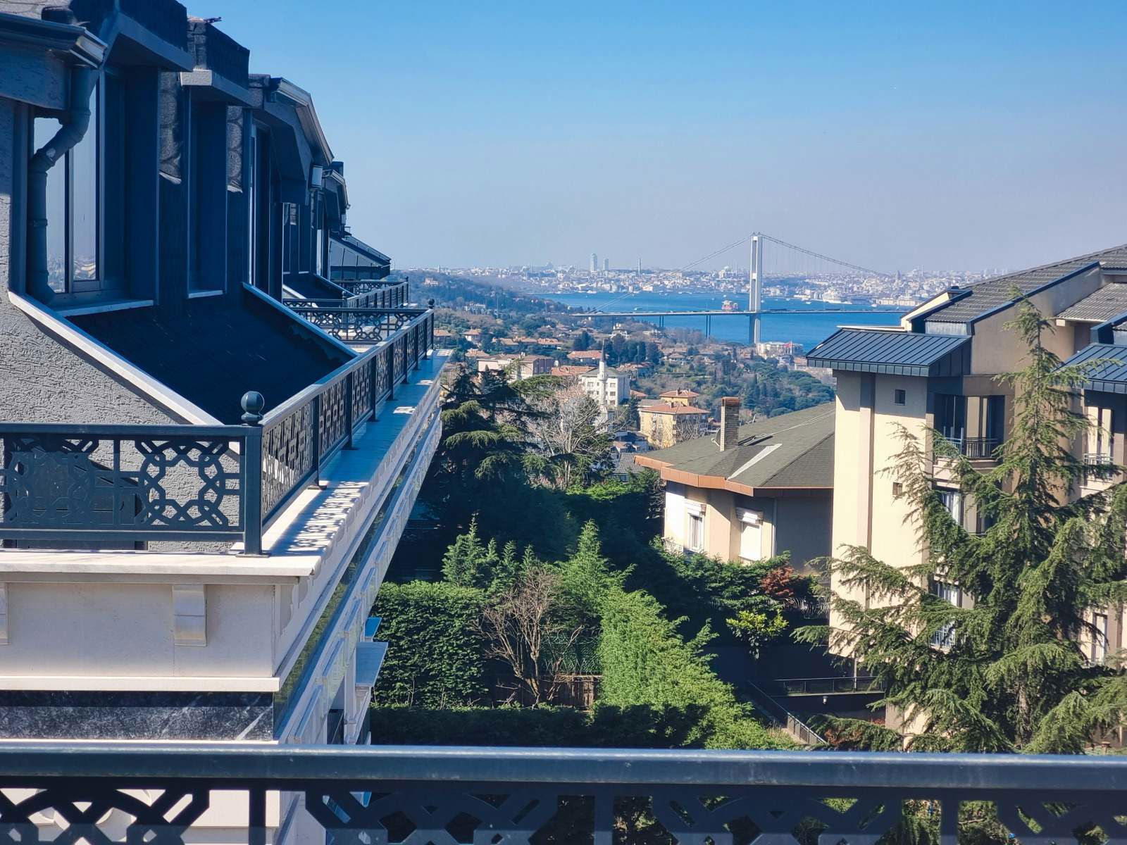 REMAX MASADAN ÇENGELKÖYDE BOĞAZ MANZARALI 6+2 LÜKS DUBLEKS