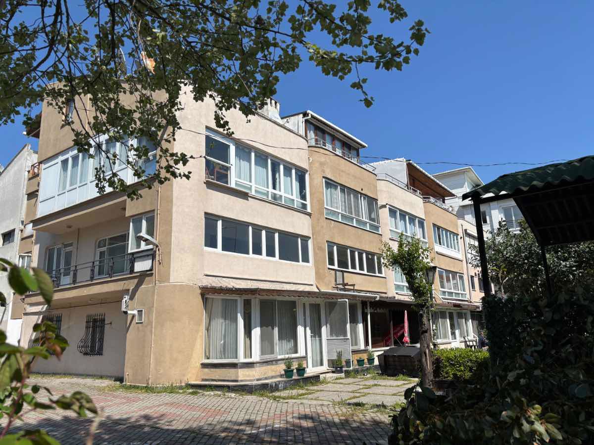 KUMBURGAZ YAZLIK BÖLGESİNDE DENİZE SIFIR 1+1 KİRALIK DAİRE