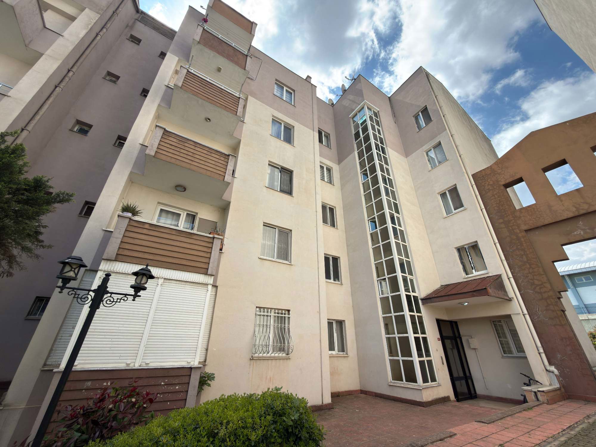 VIAPORT’UN HEMEN YANINDA, GENİŞ VE KONFORLU 4+1 KİRALIK DAİRE