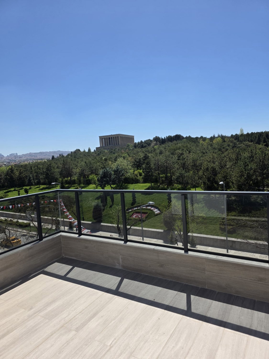 REMAX MONARDAN GENÇLIK CADDESI ÜZERI FULL EŞYALI ANITKABIR MANZARALI KIRALIK DUBLEX