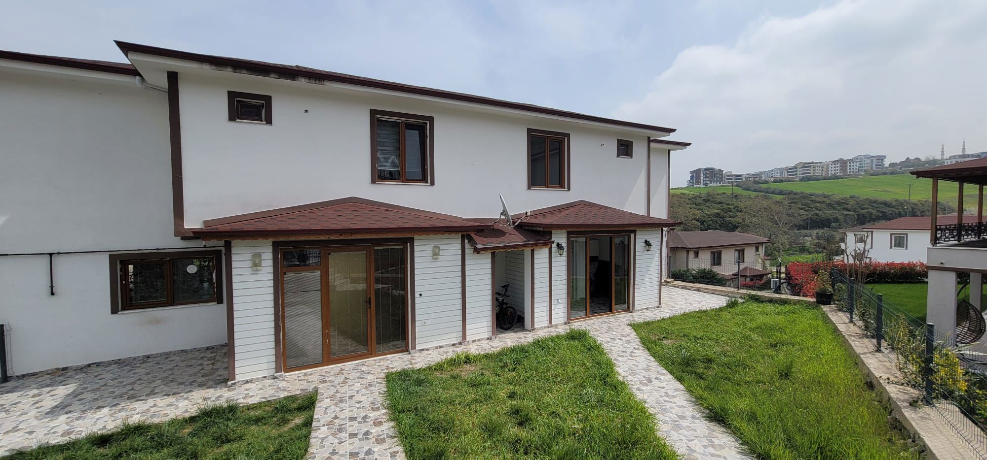 AKBAHÇE EVLERİNDE KİRALIK TRİPLEX VİLLA