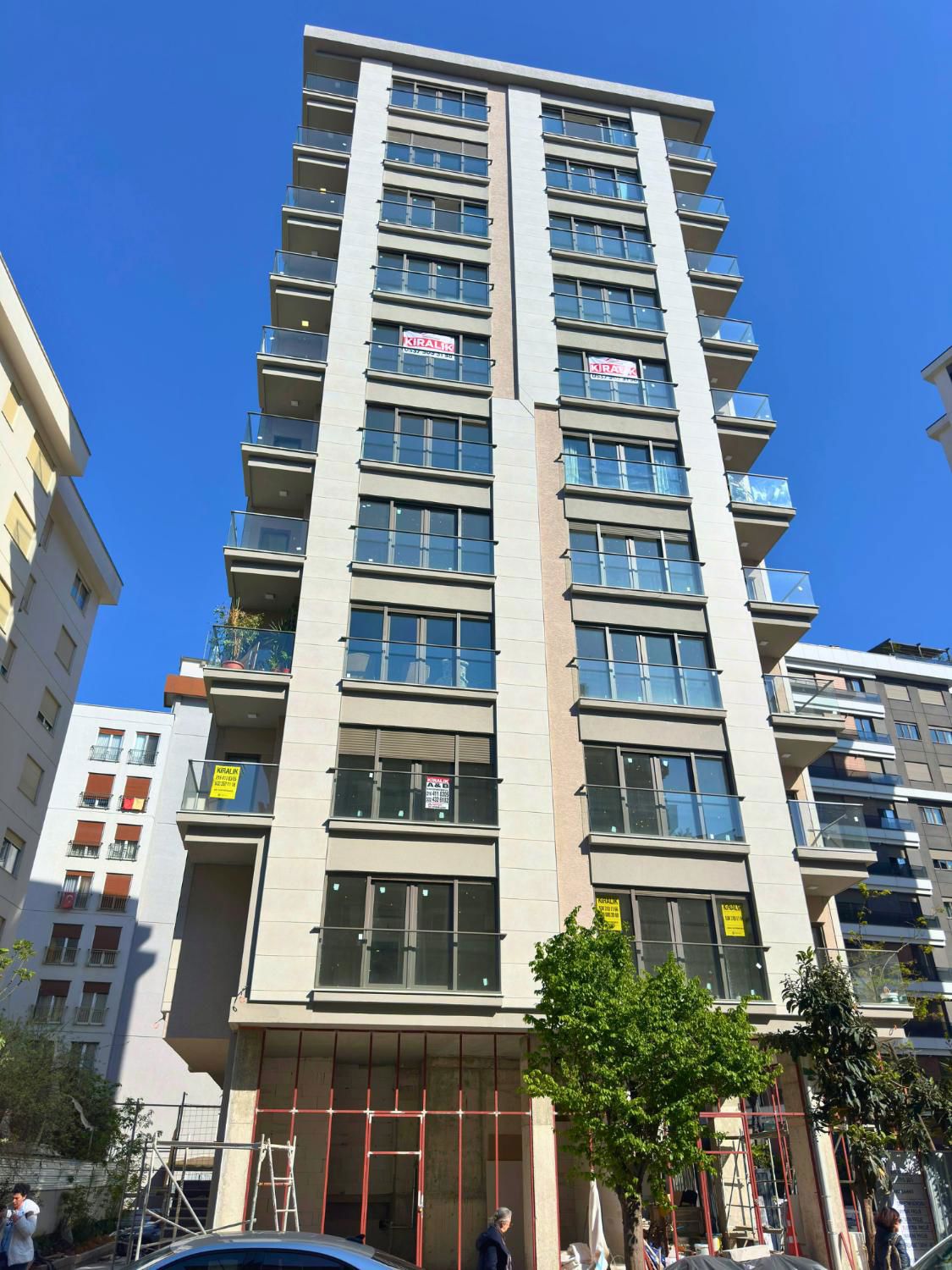 AYŞEÇAVUŞ CADDESI’NDE GENIŞ SALONLU, KOMBILI, ANKASTRELI 3+1 KIRALIK DAIRE