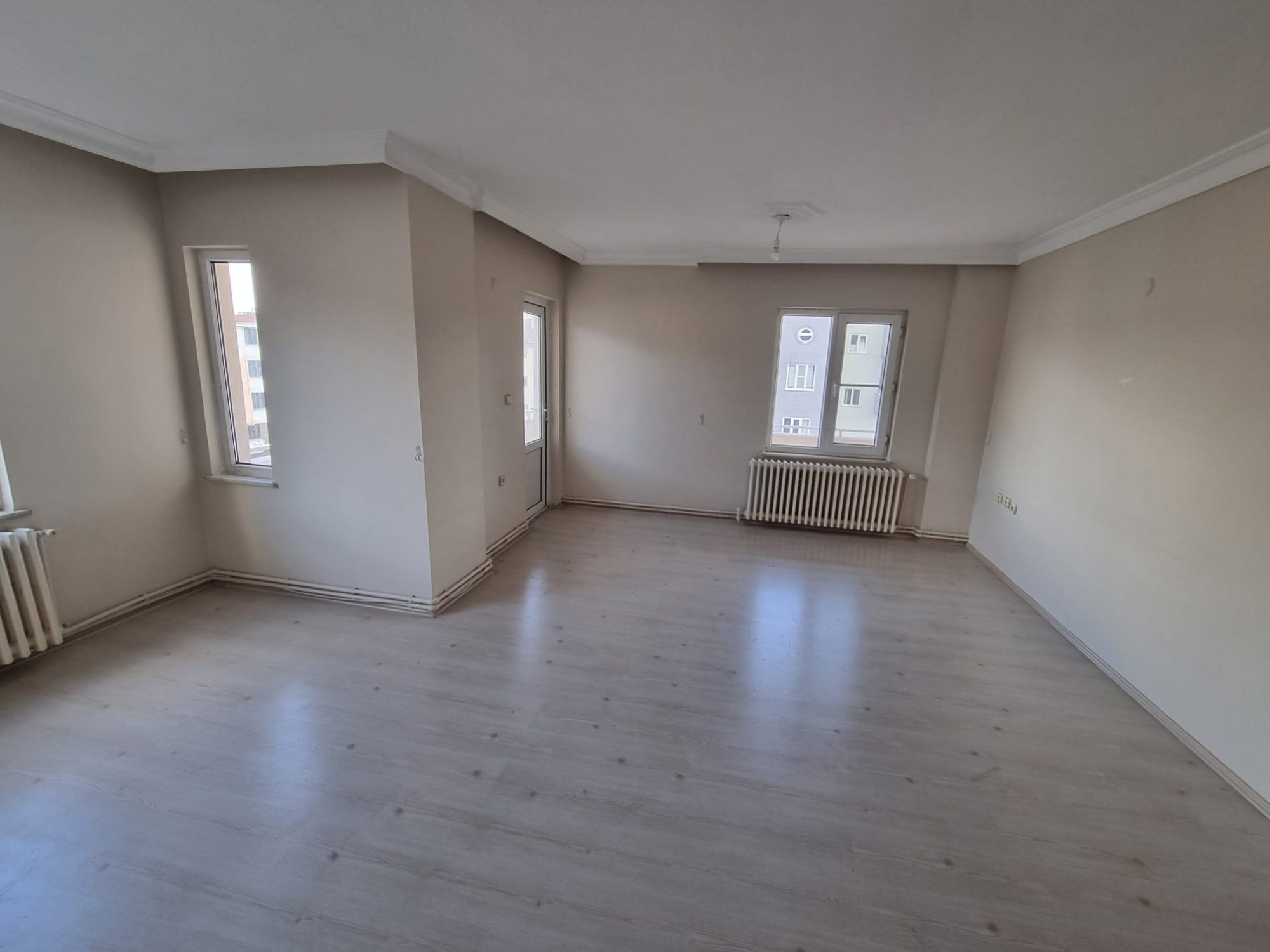RE/MAX İNCİ'DEN BAHÇELİEVLER MAH. SİTE İÇİNDE 3+1 KİRALIK DAİRE