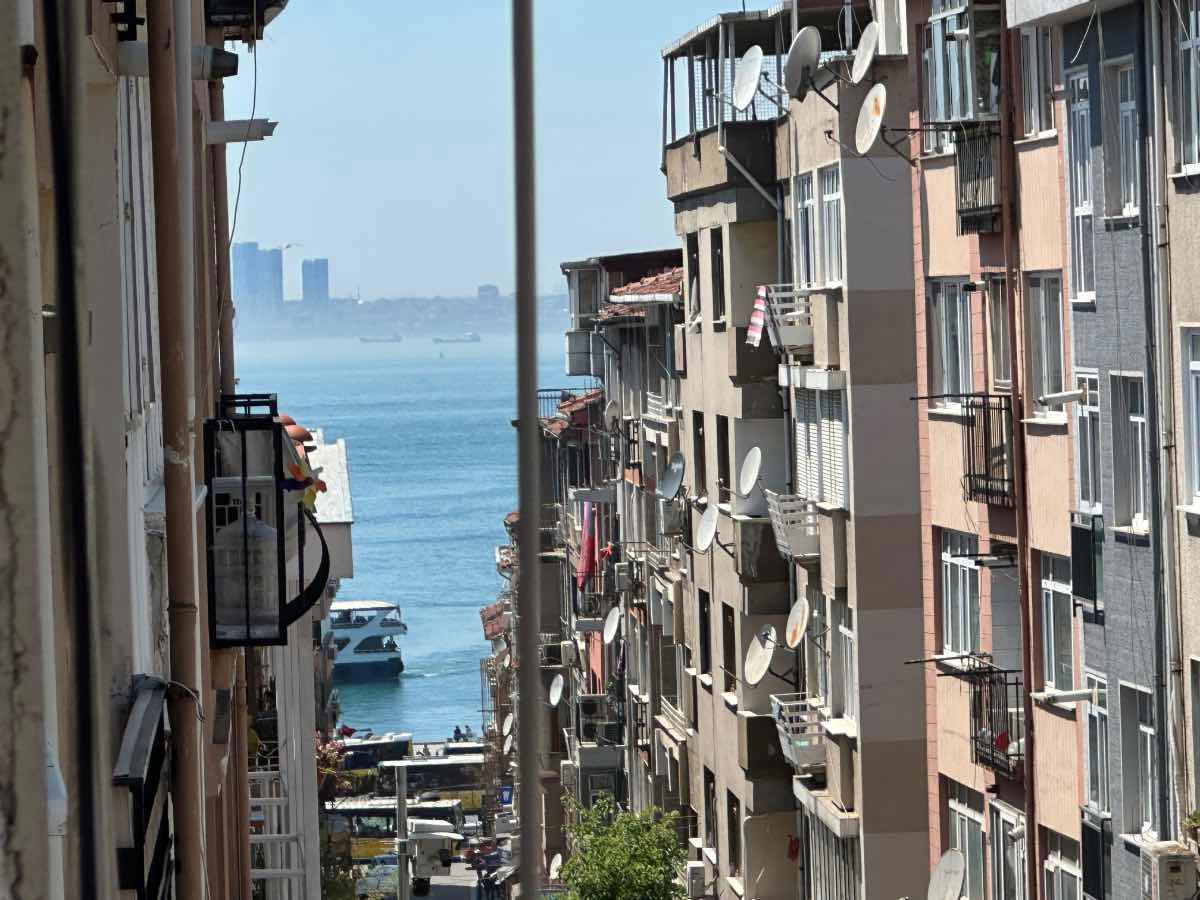 KADIKÖY 'ÜN KALBINDE ULAŞIMIN VE ŞEHRIN TAM MERKEZINDE  2+1 65 M2 SATILIK DAIRE
