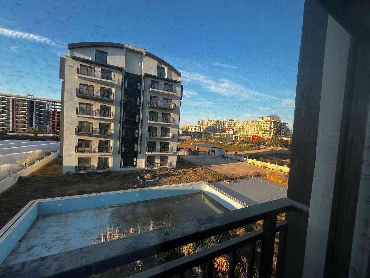 ALTINTAŞ'TA GENIŞ  1+1 SATILIK,HAVUZLU,OTOPARKLI,ARA KAT,SITE IÇERISINDE DAIRE