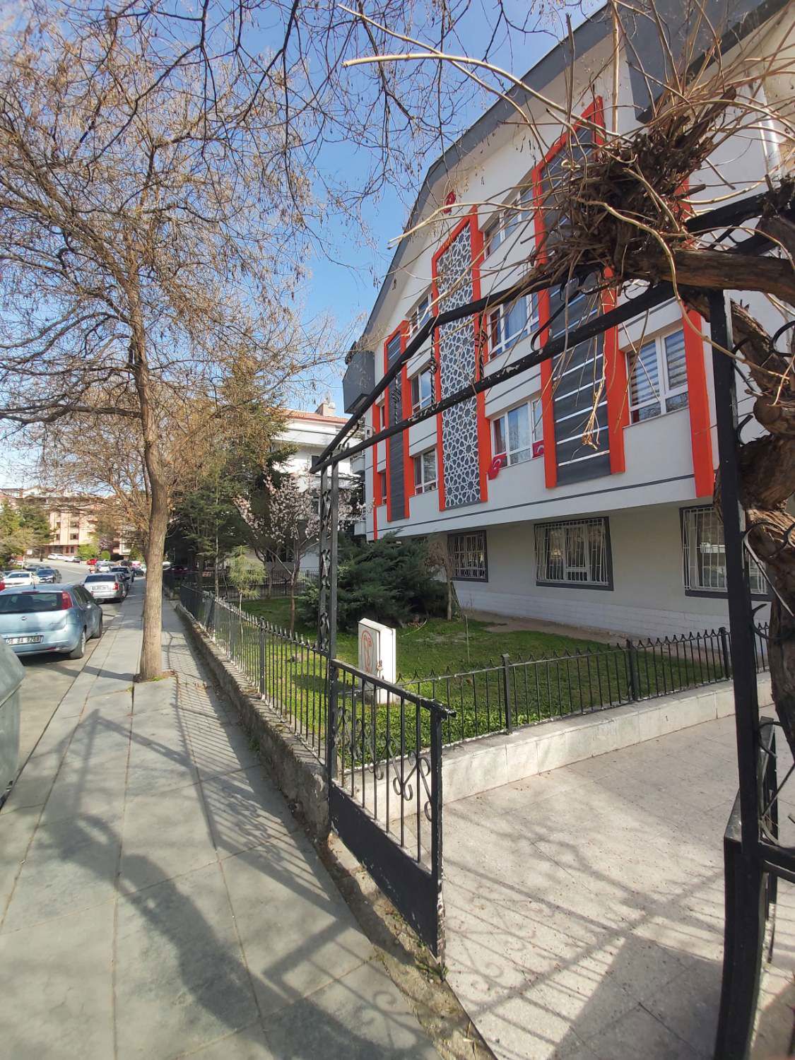 AYVALI MERKEZ ANTARES VE ŞEHIR HASTANESINE YÜRÜYÜŞ MESAFESINDE EŞYALI 2+1 KIRALIK DAIRE