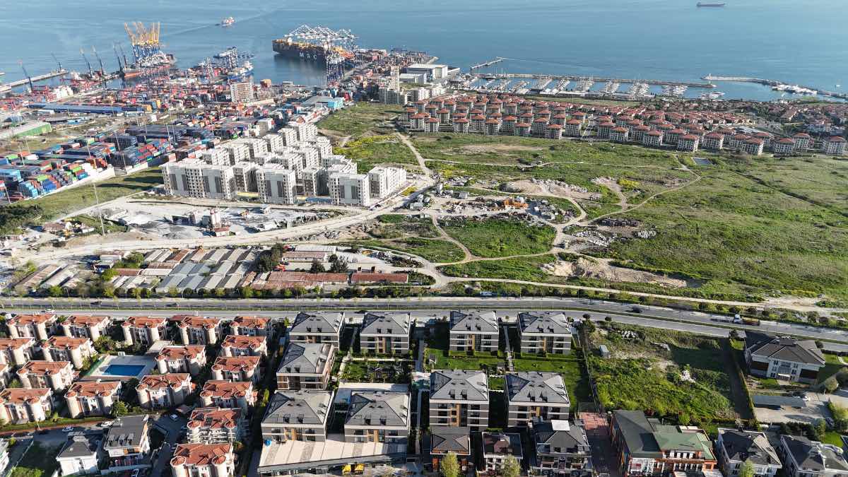 REMAX MAHMUT BEKDEMİR DEN MABEYN SAHİL SİTESİ BAHÇE KATI 4+1