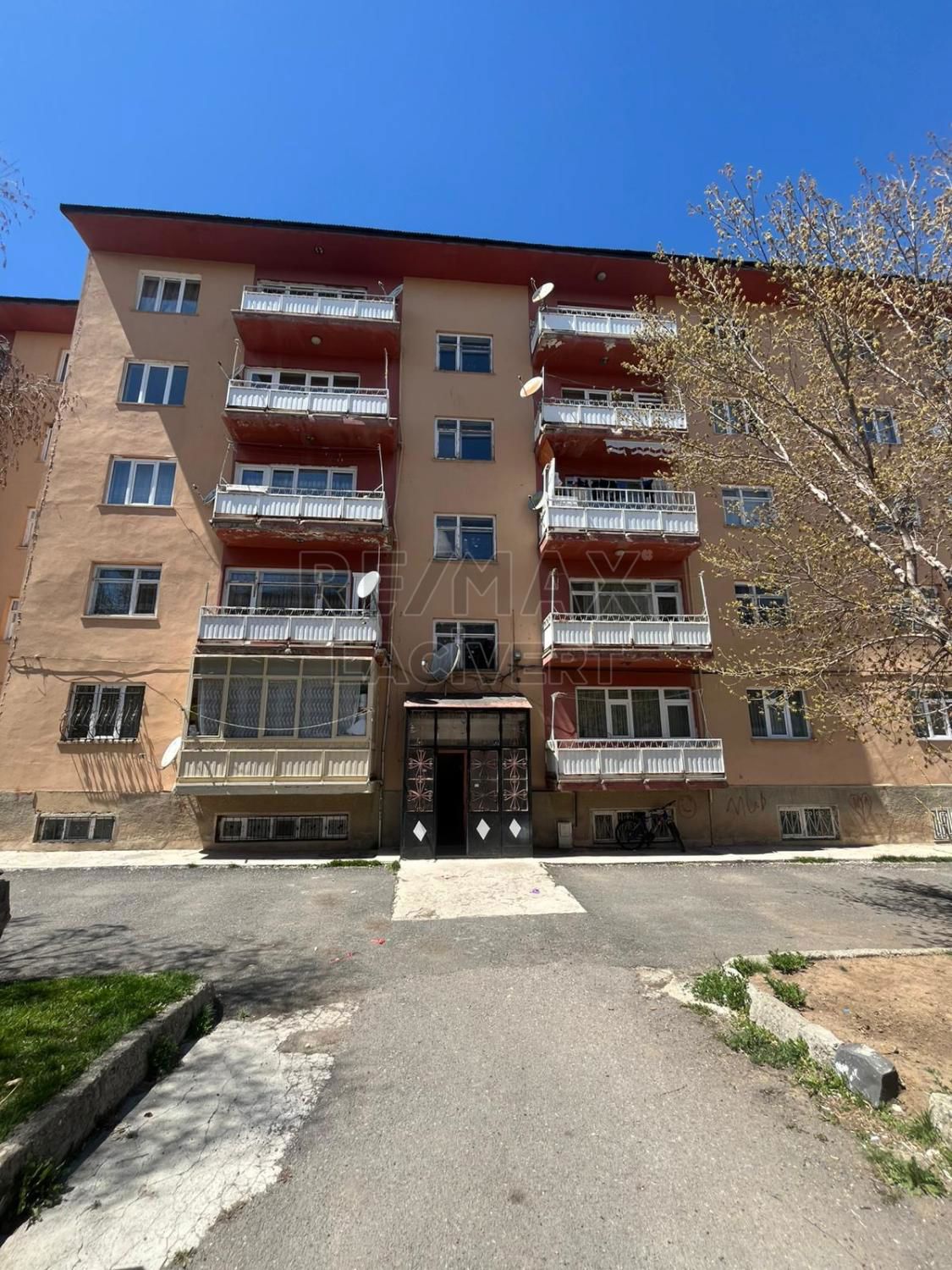 RE/MAX LACİVERT'TEN YENİŞEHİR'DE KİRALIK 3+1 ARAKAT DAİRE