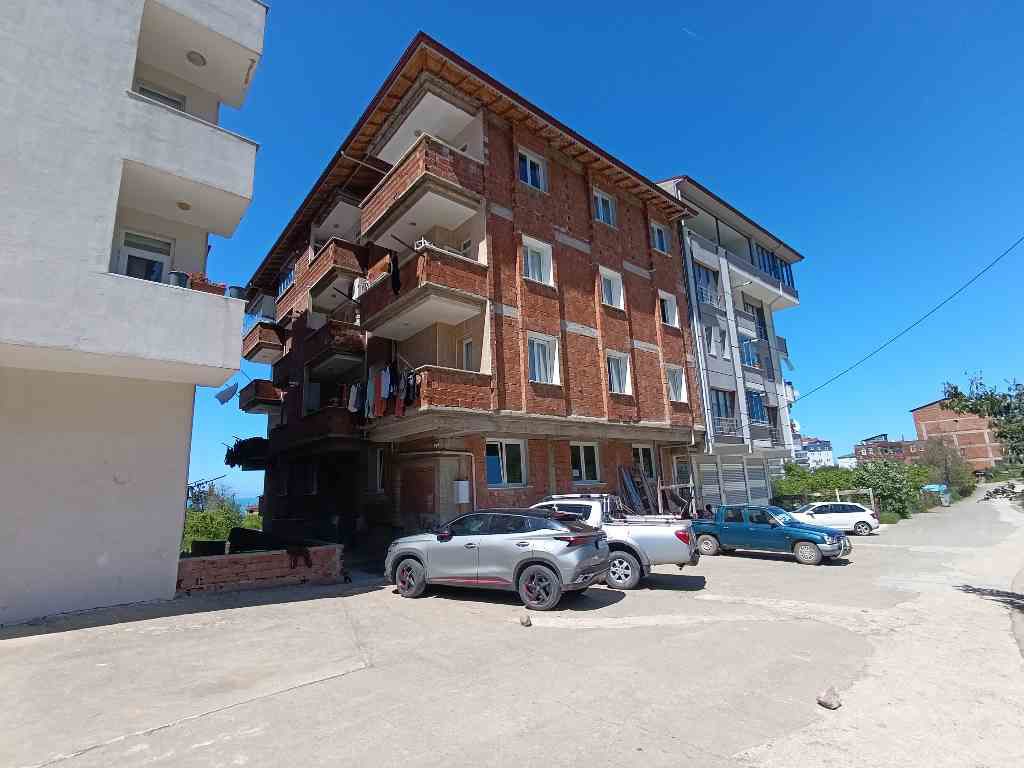 ARSİN'DE DENİZ GÖREN İÇİ YENİ YAPILI DOĞALGAZLI EBEVEYN BANYOLU 3+1