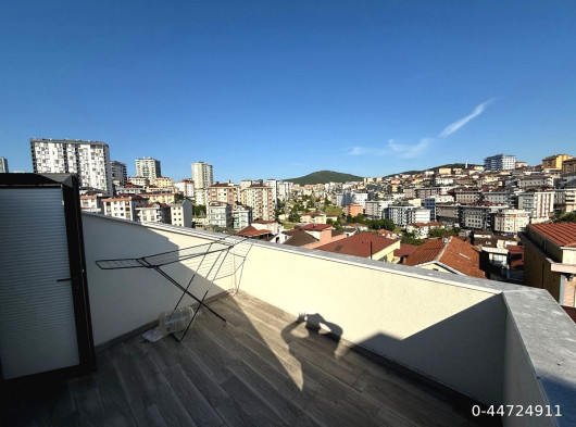 Ataşehir İçerenköy'de Az Katlı, Yeni Bina, Çatı Dubleks 2+1