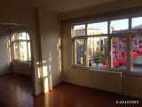 Cadde Üzeri, Metrobus Yakını, Aile Apartmanında 3 Oda, Açık Mutfak, İki Kapalı Balkonlu Daire