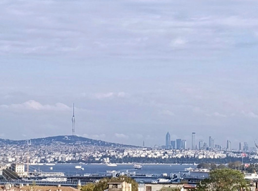 Deniz manzaralı içi komple yenilenmiş masrafsız temiz yüksek kira getirili merkezi konumlu 2+1 daire